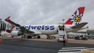 Les équipes Sodaic sur la passerelle de l’appareil de SWISSAIR